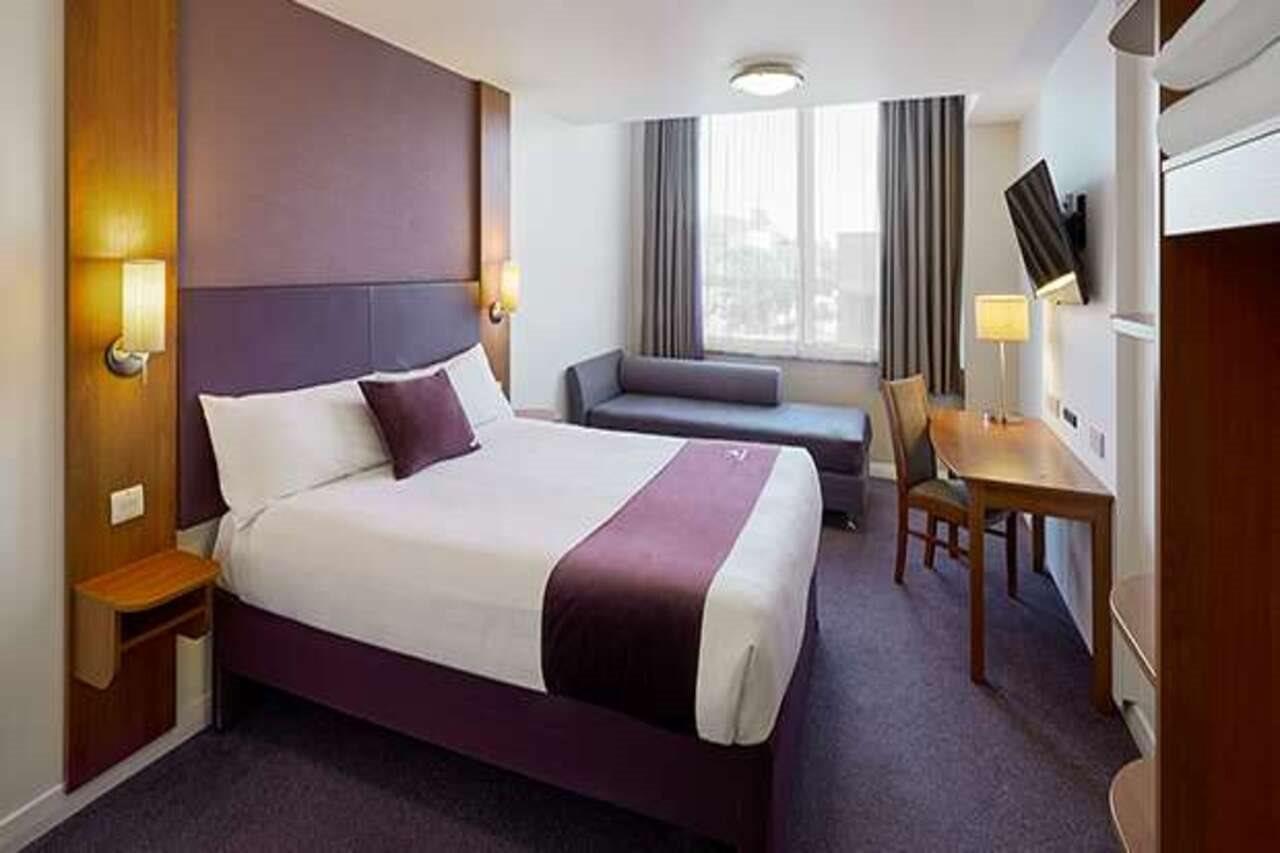 Premier Inn Sunbury - Kempton Park Екстер'єр фото