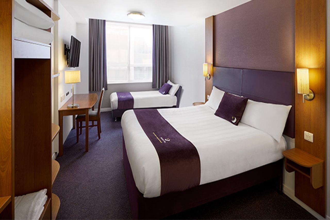 Premier Inn Sunbury - Kempton Park Екстер'єр фото