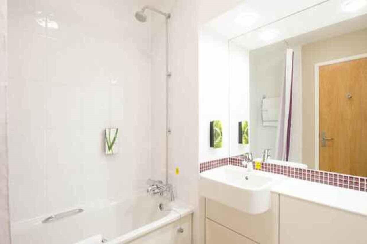 Premier Inn Sunbury - Kempton Park Екстер'єр фото