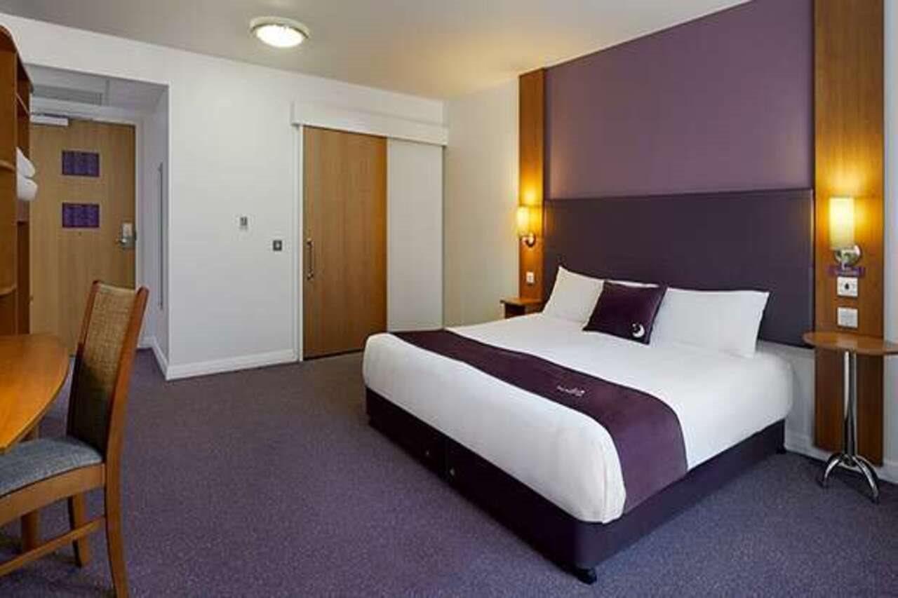 Premier Inn Sunbury - Kempton Park Екстер'єр фото