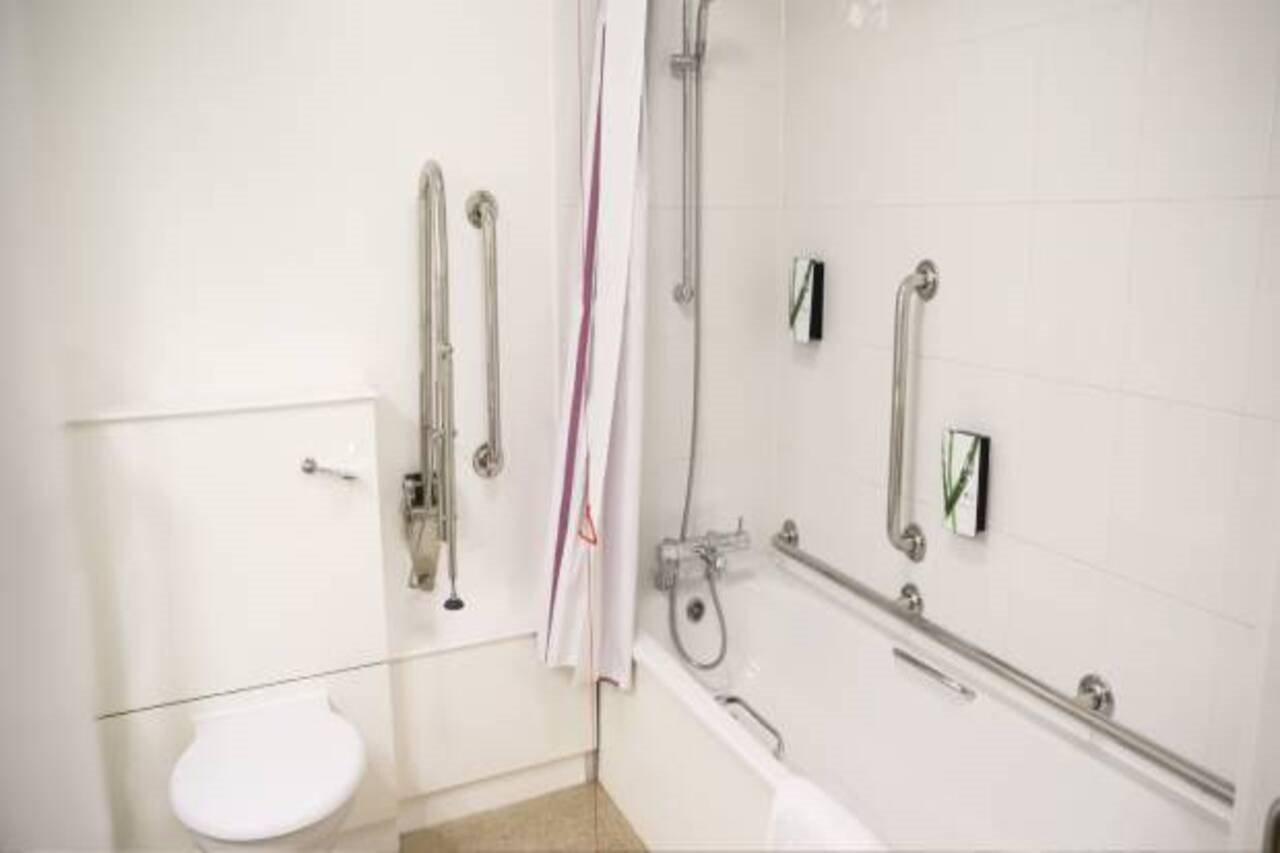 Premier Inn Sunbury - Kempton Park Екстер'єр фото