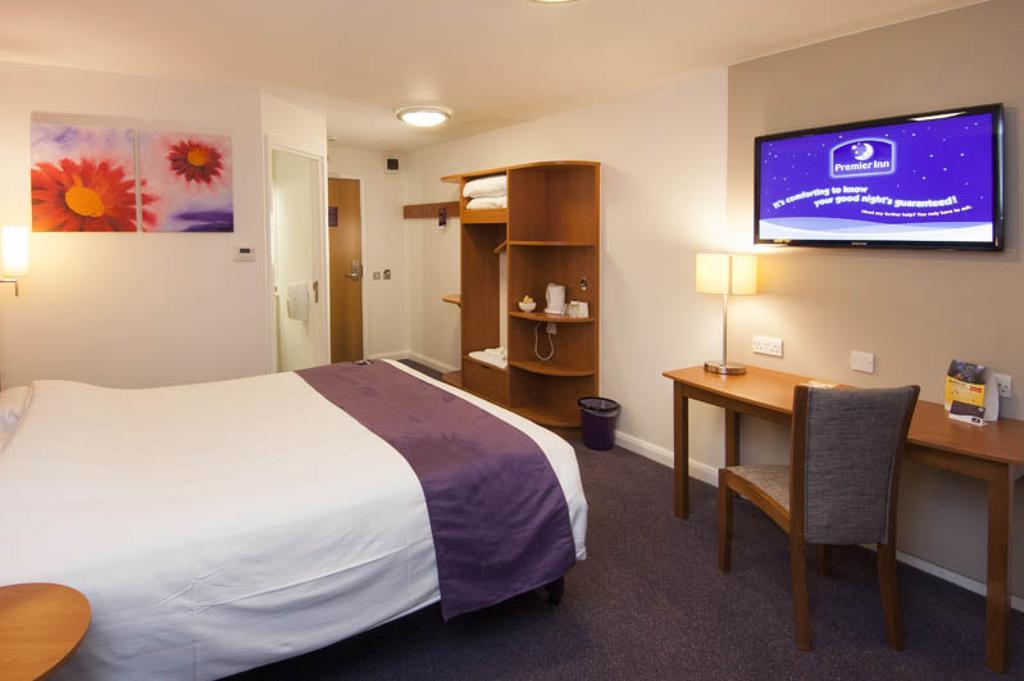 Premier Inn Sunbury - Kempton Park Екстер'єр фото