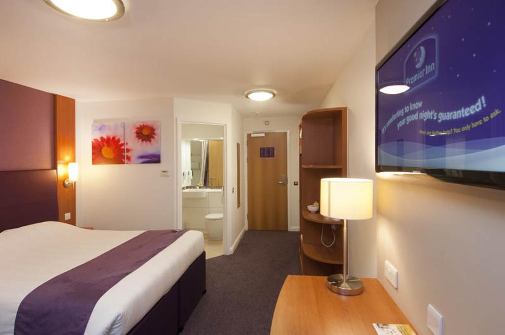 Premier Inn Sunbury - Kempton Park Екстер'єр фото