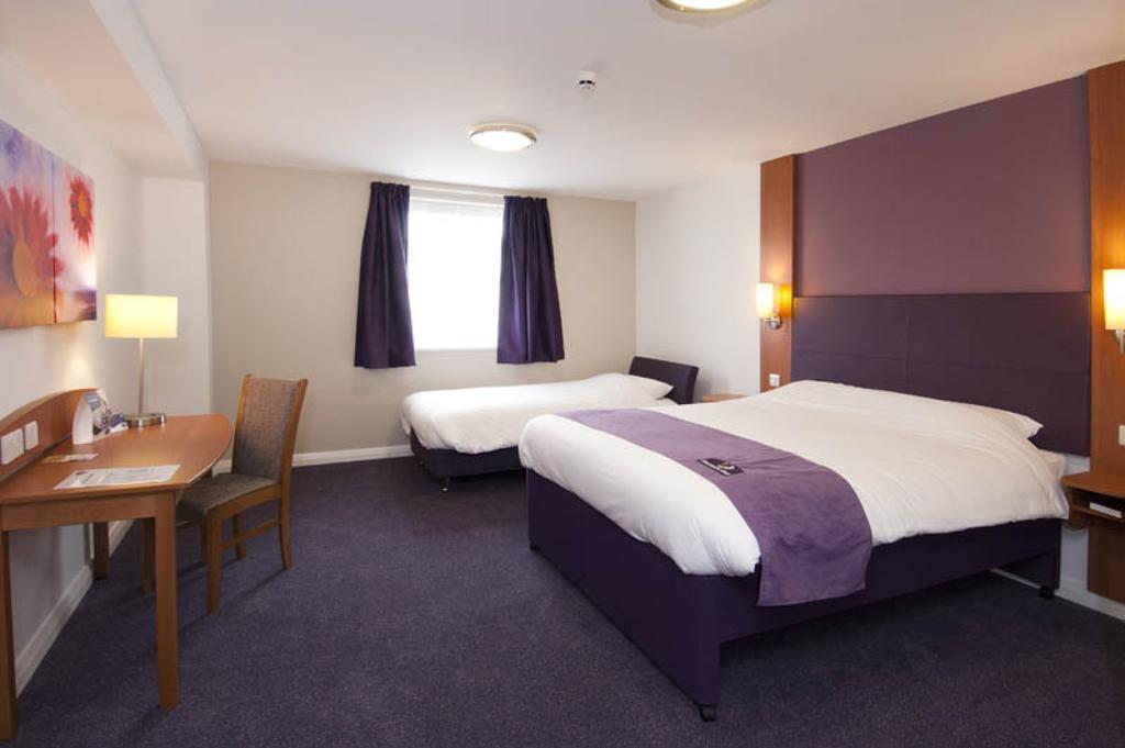Premier Inn Sunbury - Kempton Park Номер фото