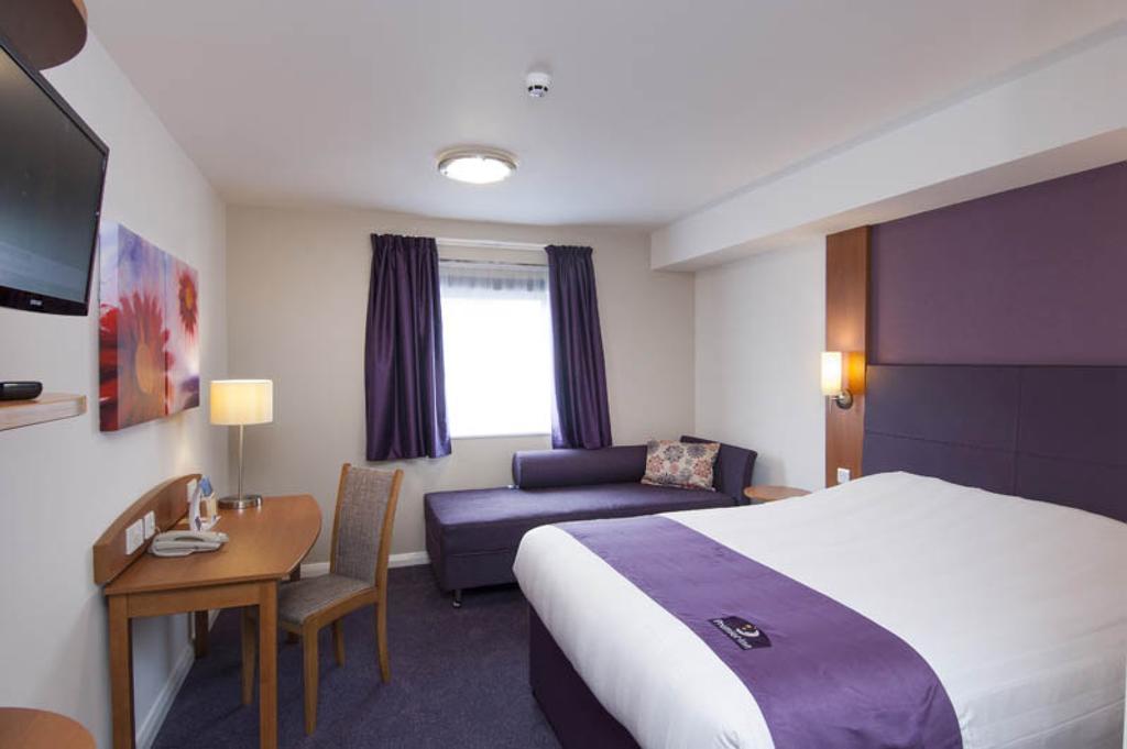 Premier Inn Sunbury - Kempton Park Номер фото