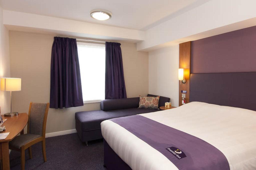 Premier Inn Sunbury - Kempton Park Номер фото