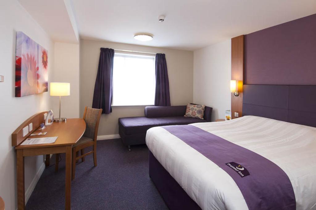 Premier Inn Sunbury - Kempton Park Екстер'єр фото