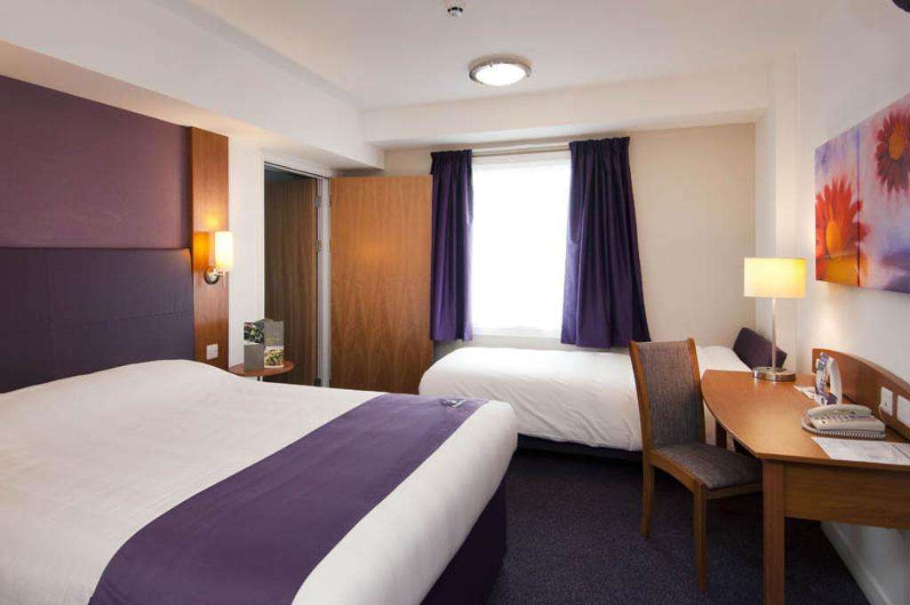Premier Inn Sunbury - Kempton Park Номер фото