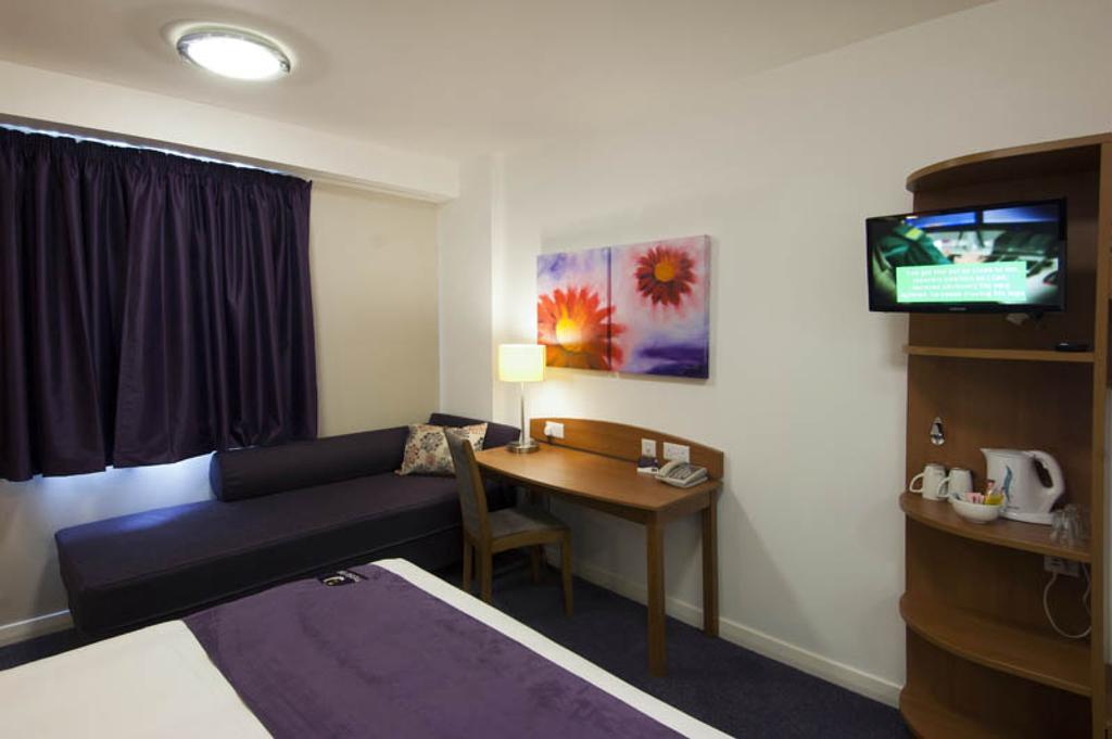 Premier Inn Sunbury - Kempton Park Номер фото