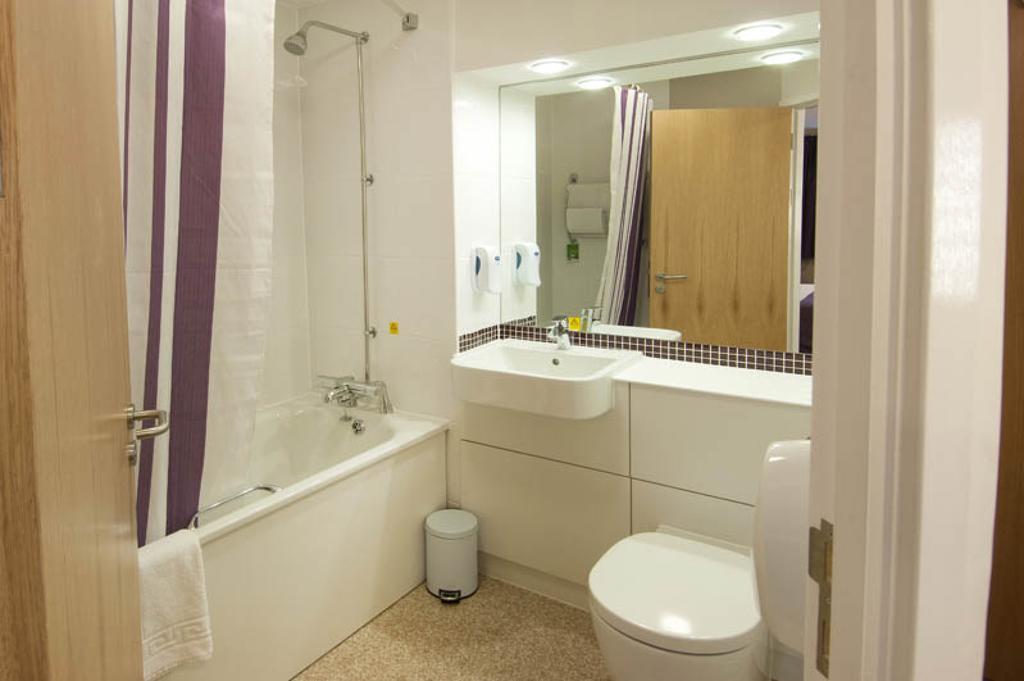 Premier Inn Sunbury - Kempton Park Номер фото