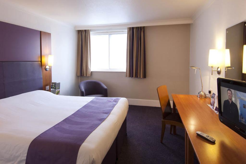 Premier Inn Sunbury - Kempton Park Номер фото