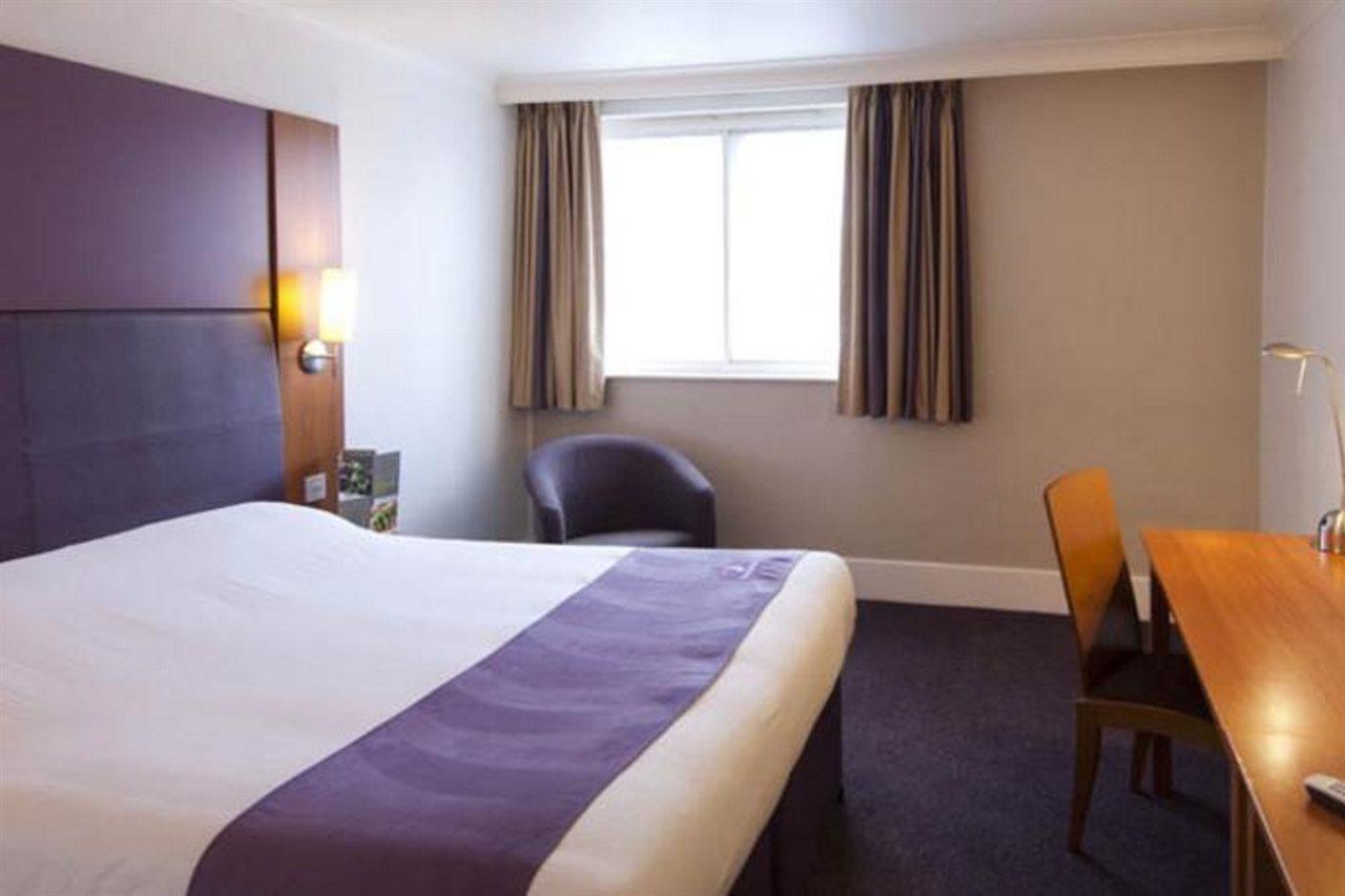 Premier Inn Sunbury - Kempton Park Екстер'єр фото