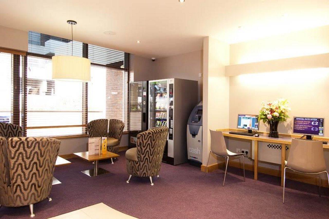 Premier Inn Sunbury - Kempton Park Екстер'єр фото
