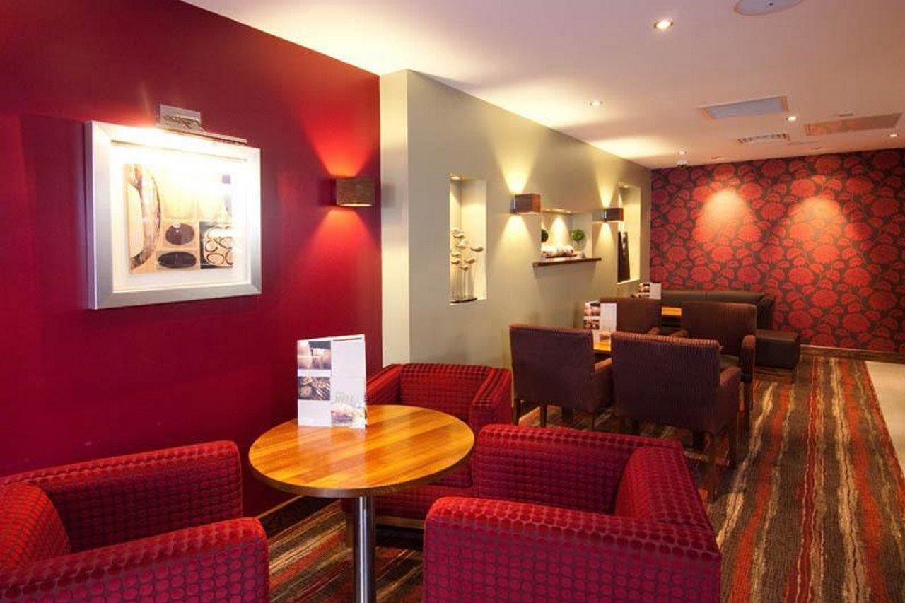 Premier Inn Sunbury - Kempton Park Екстер'єр фото
