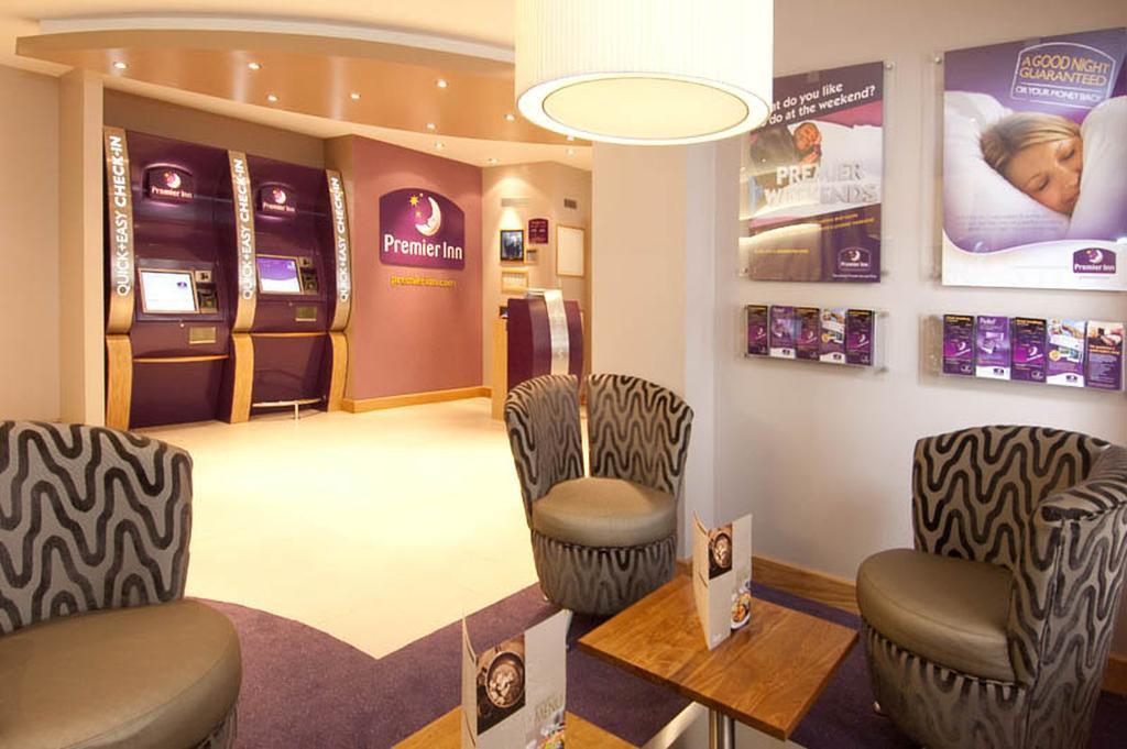 Premier Inn Sunbury - Kempton Park Екстер'єр фото