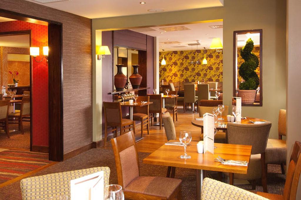 Premier Inn Sunbury - Kempton Park Екстер'єр фото