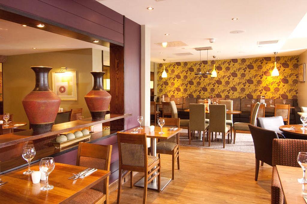 Premier Inn Sunbury - Kempton Park Екстер'єр фото