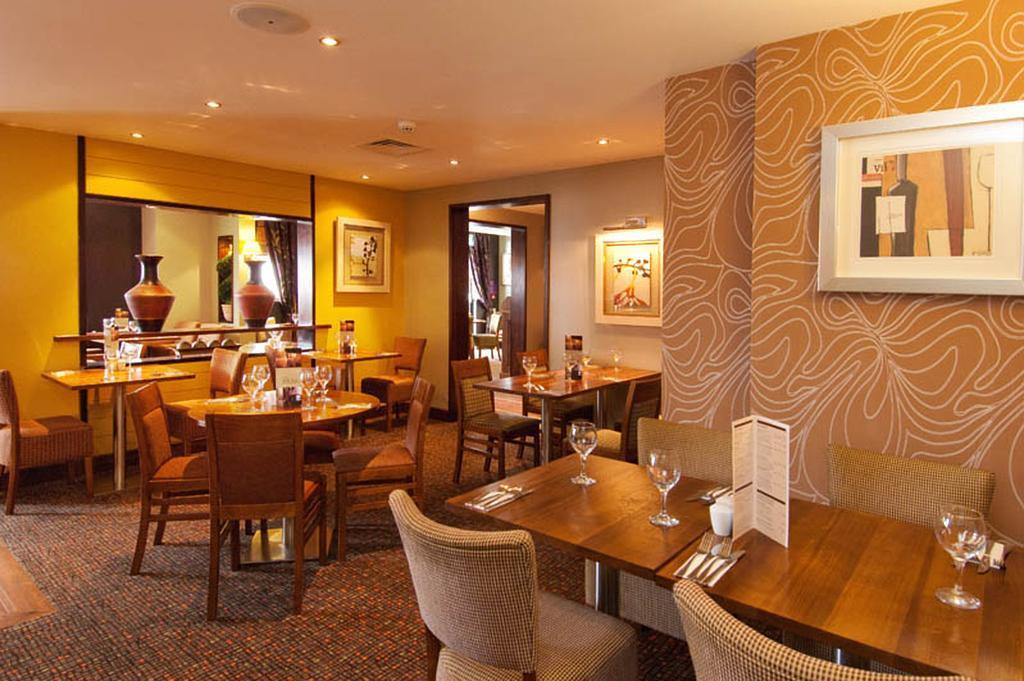 Premier Inn Sunbury - Kempton Park Екстер'єр фото