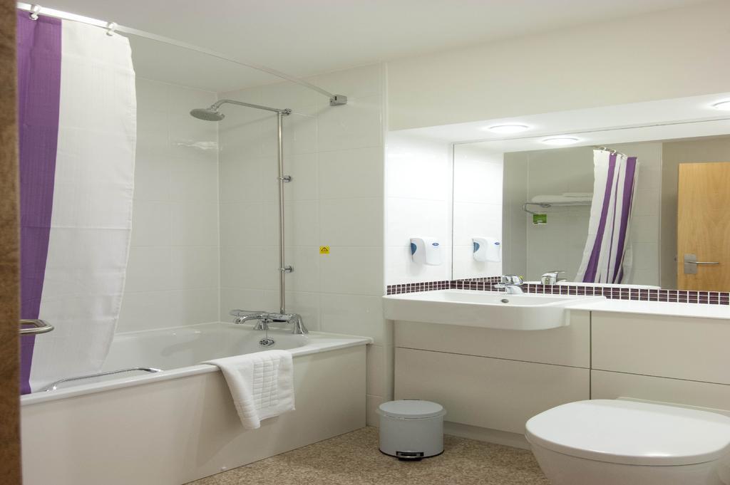 Premier Inn Sunbury - Kempton Park Екстер'єр фото