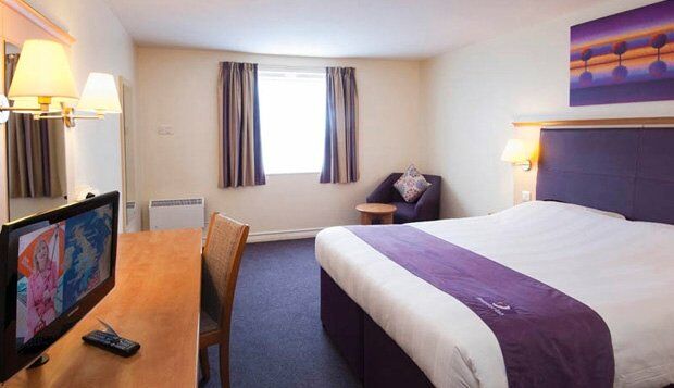 Premier Inn Sunbury - Kempton Park Екстер'єр фото